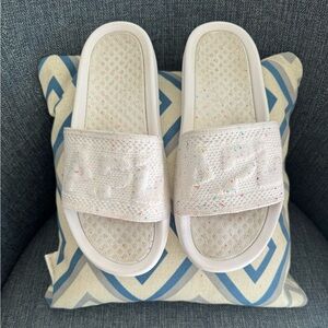 APL Techloom Slide White with Multicolor Speckle